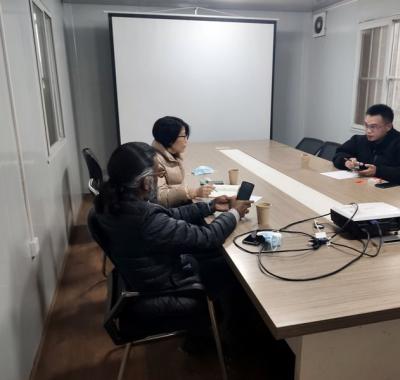 國外客戶來我廠考察，試駕奔馬小型壓路機(jī)