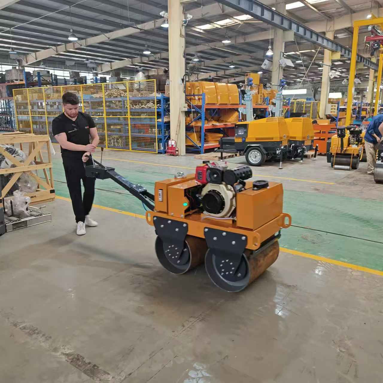 國(guó)外客戶(hù)來(lái)我廠(chǎng)參觀(guān)考察小型壓路機(jī)、移動(dòng)照明車(chē)等產(chǎn)品