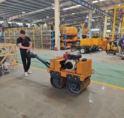 國(guó)外客戶來我廠參觀考察小型壓路機(jī)、移動(dòng)照明車等產(chǎn)品